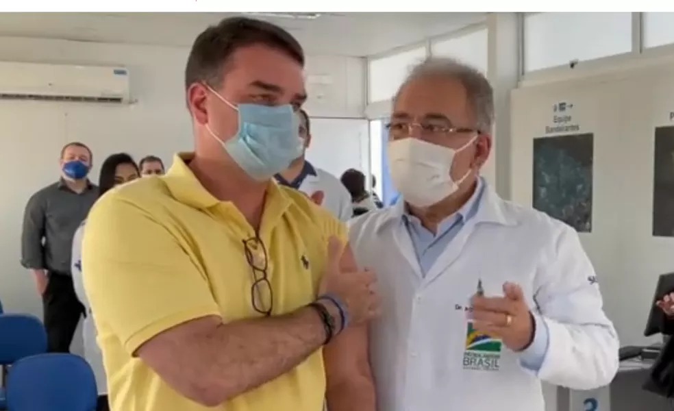 Flávio Bolsonaro posta vídeo sendo vacinado na repescagem 