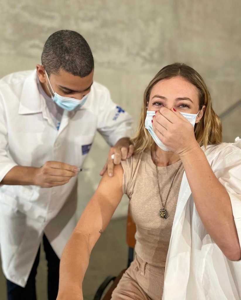 Paolla Oliveira tomando a primeira dose da vacina