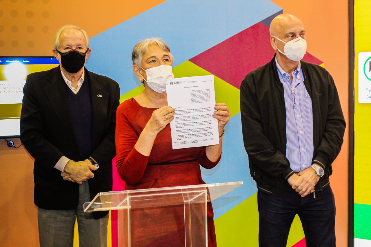 Na imagem, agentes da Secretaria Municipal de Habitação firmando parceria