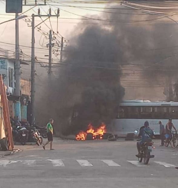 Carro incendiado durante manifestação