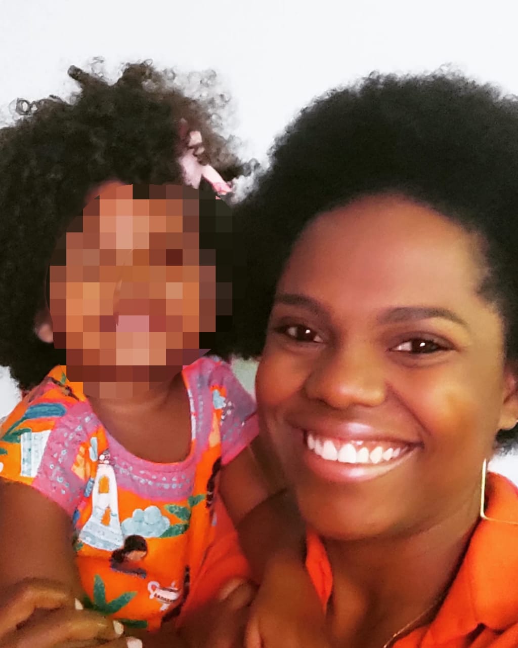 Criança de 2 anos que sofreu injúria racial com a mãe