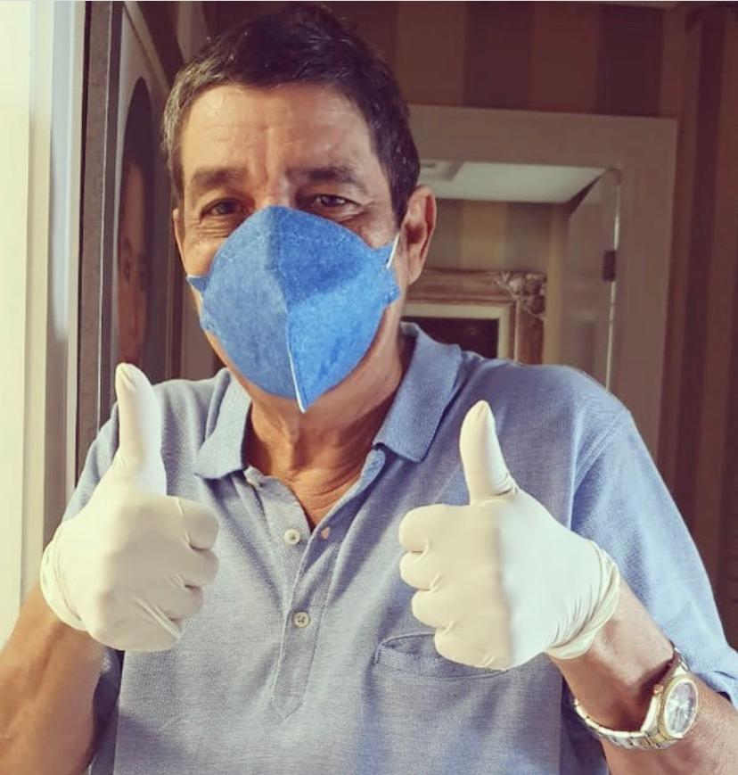 Zeca Pagodinho com máscara e luvas se prevenindo contra a Covid-19