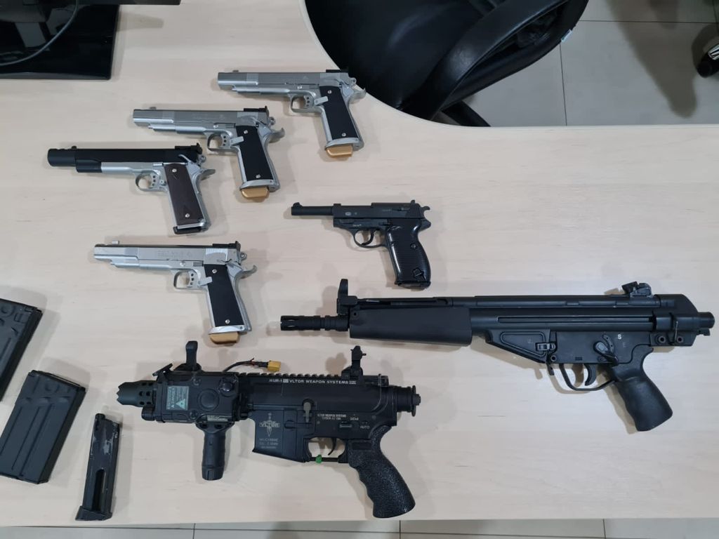 armas apreendidas pela Polícia Federal no aeroporto do Galeão, na Zona Norte do Rio