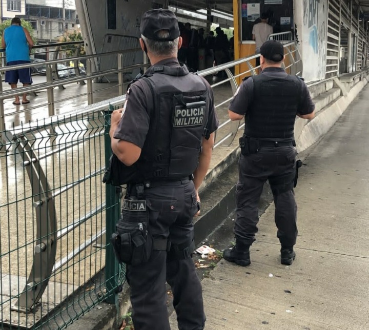 Imagem de dois policiais militares na estrada de uma estação do BRT