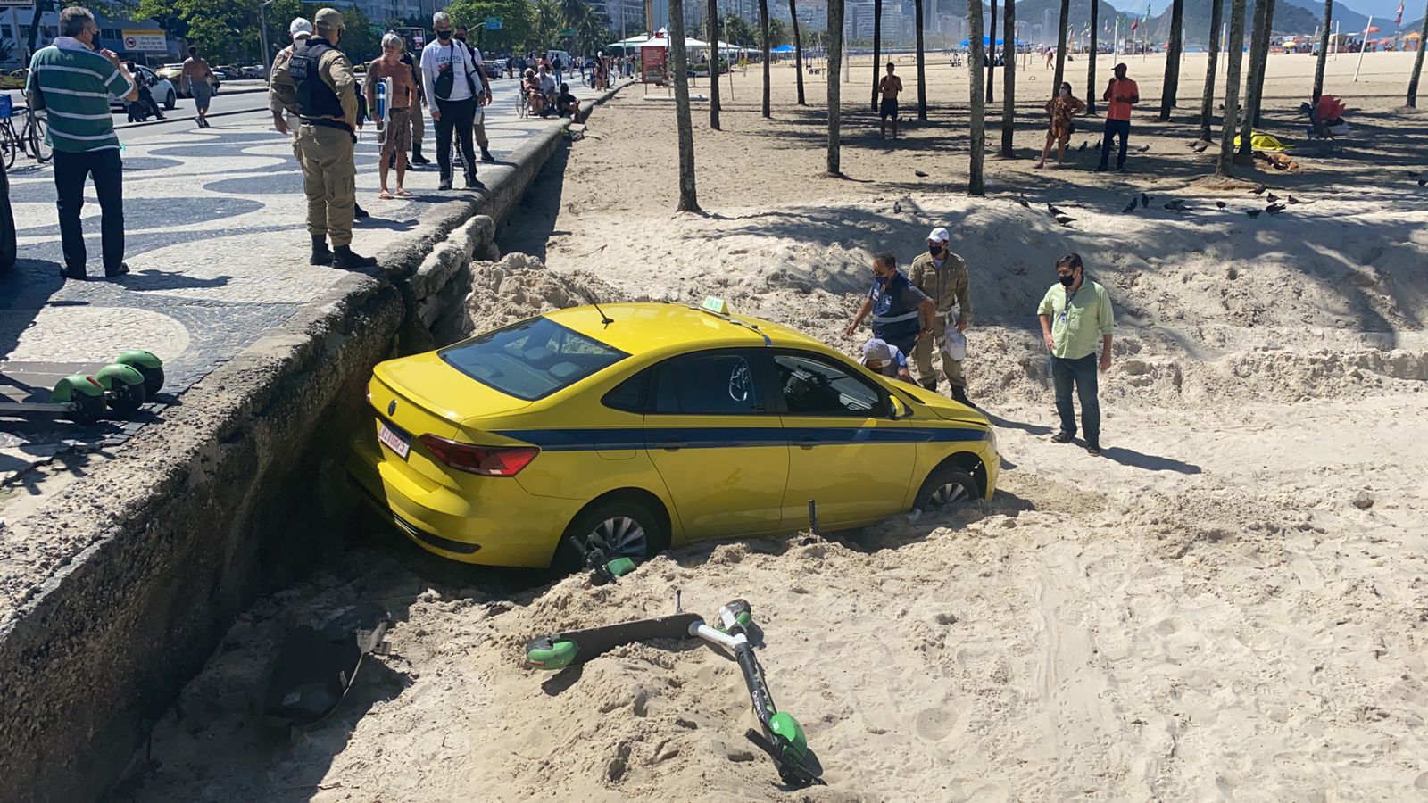 Motorista passou mal e invadiu a areia de Copacabana