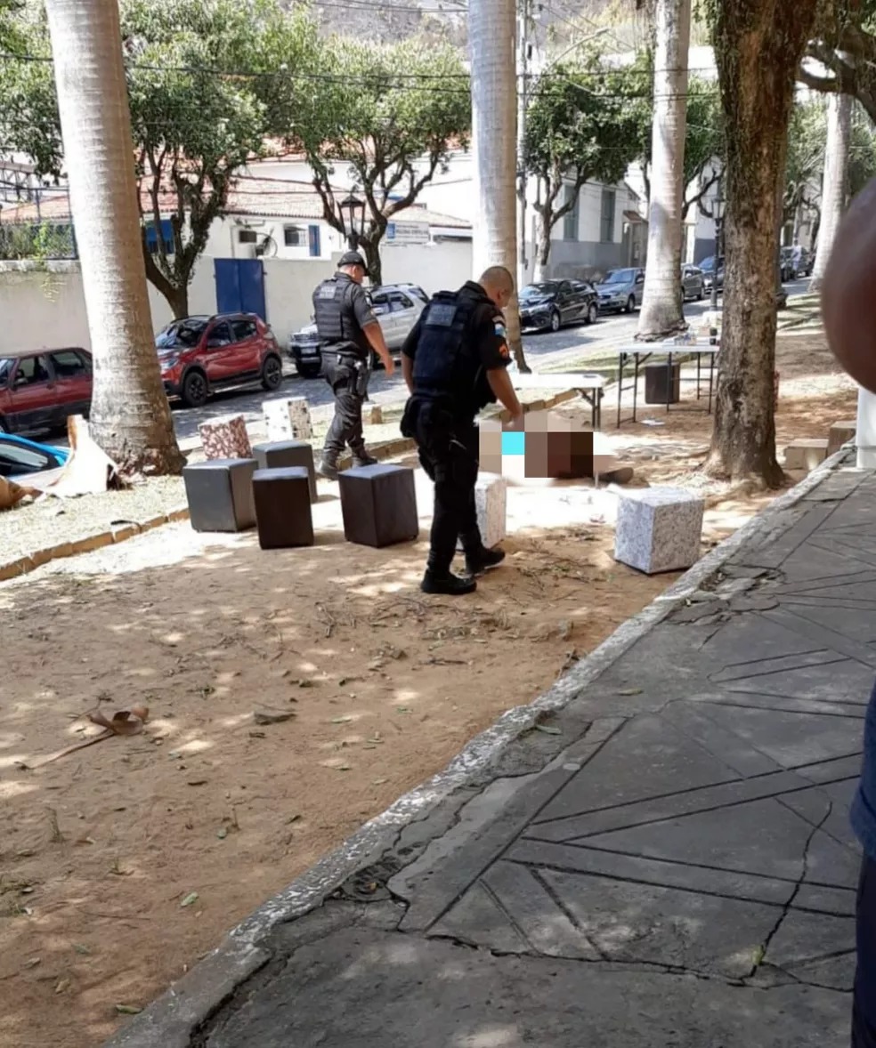 Agentes realizam uma perícia no local do crime