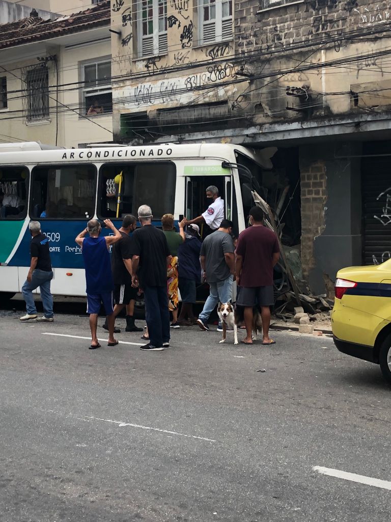ônibus invade loja na Tijuca