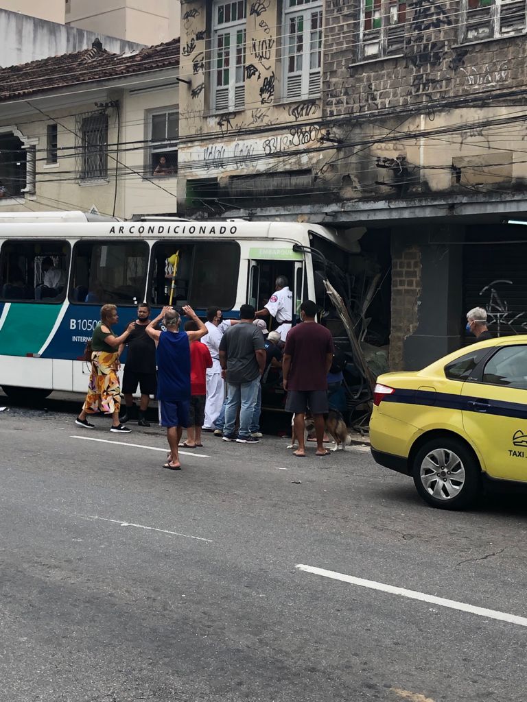 Ônibus invade loja na Tijuca 