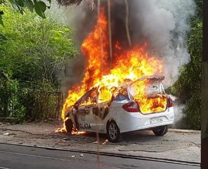 Carro da Polícia Militar incendiado por traficantes
