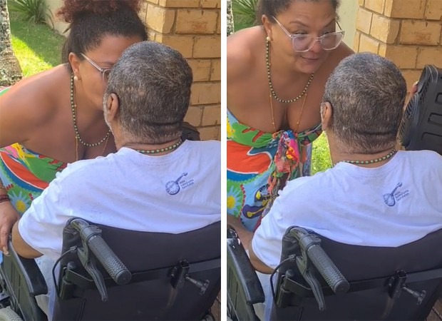 Arlindo Cruz sentado na cadeira de rodas com a esposa Babi Cruz
