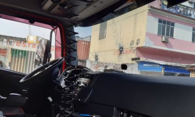 Caminhão saqueado em Costa Barros