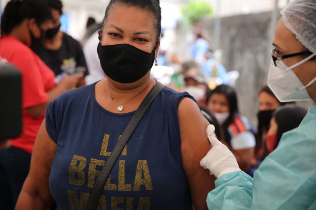 Moradora de Caxias se vacina no mutirão