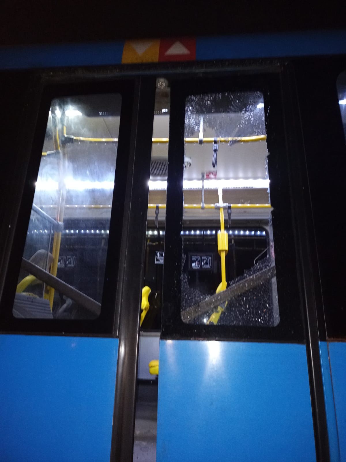 Imagem de um BRT com os vidros quebrados