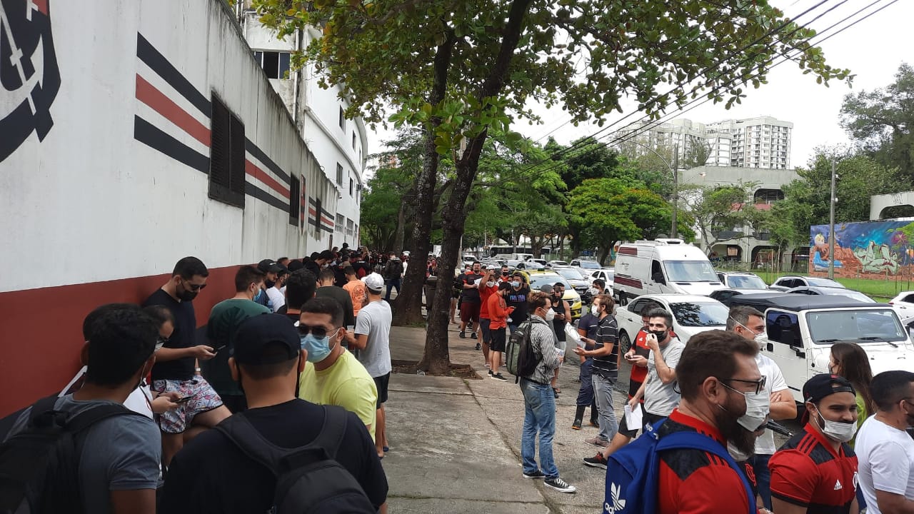 Torcedores aguardam na fila na Gávea a compra do ingresso para a semifinal da Libertadores