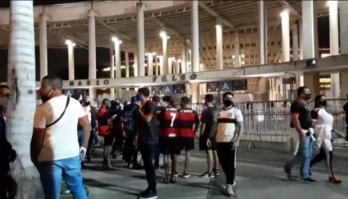 Imagem dos torcedores chegando no Maracanã