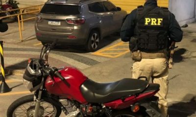 Imagem de um agente da PRF com uma moto recuperada