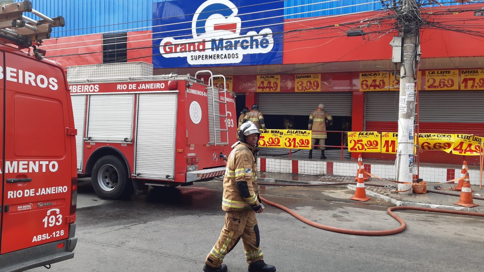 Supermercado pega fogo em Duque de Caxias