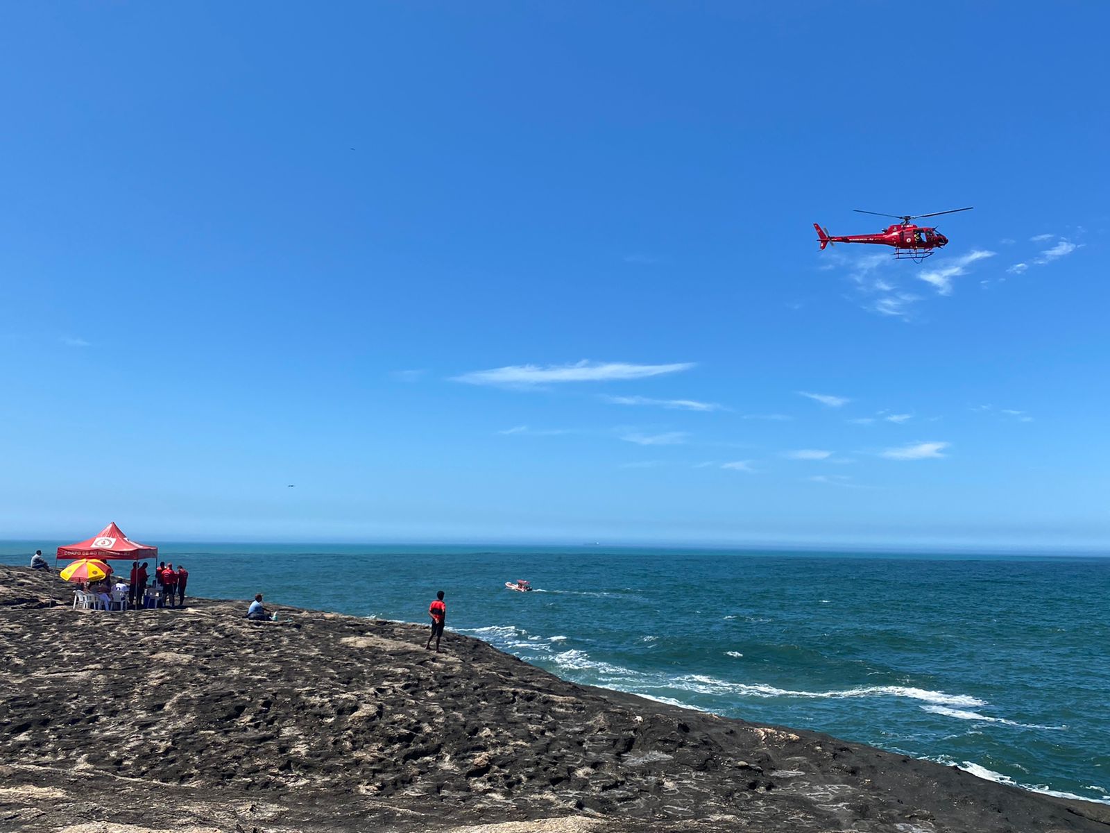 Corpo de Bombeiros procura por militar da Marinha desaparecido na praia de Itacoatiara