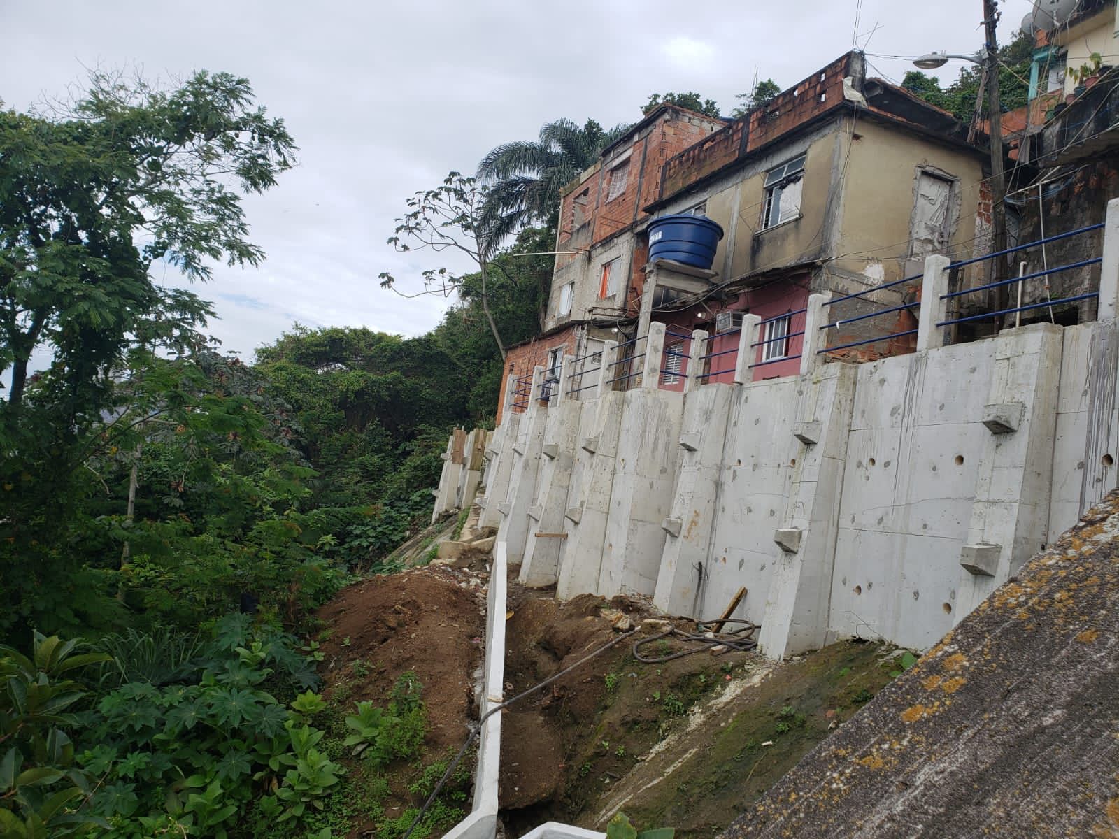 Imagem encostas na comunidade do Pavão-Pavãozinho