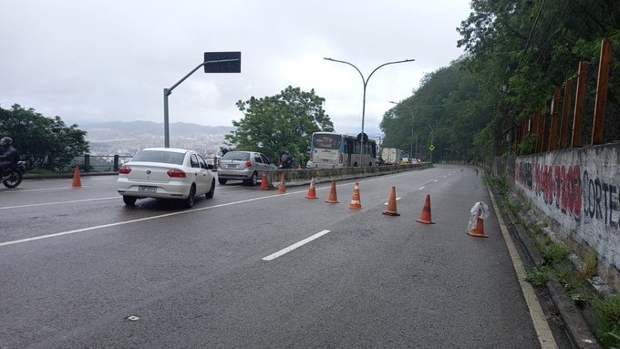 Deslizamento de terra interdita Auto Estrada Grajaú - Jacarepáguá