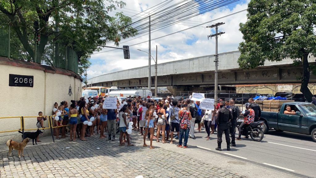 Moradores protestam contra violência policial e interditam Avenida Dom
