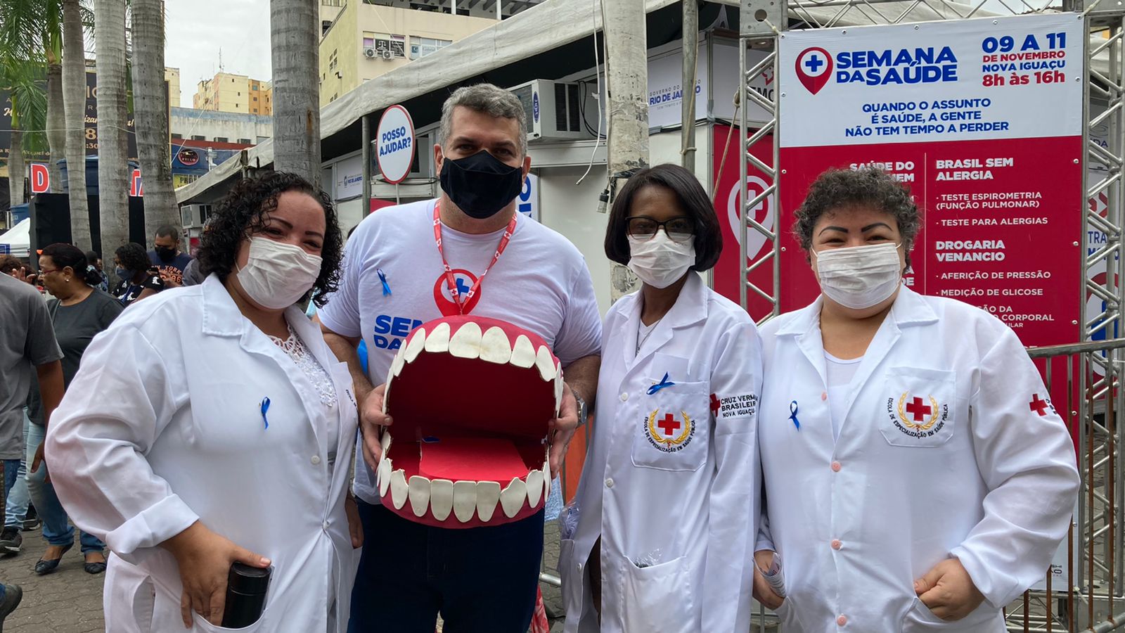 Equipe Cruz vermelha conscientizando sobre câncer de boca