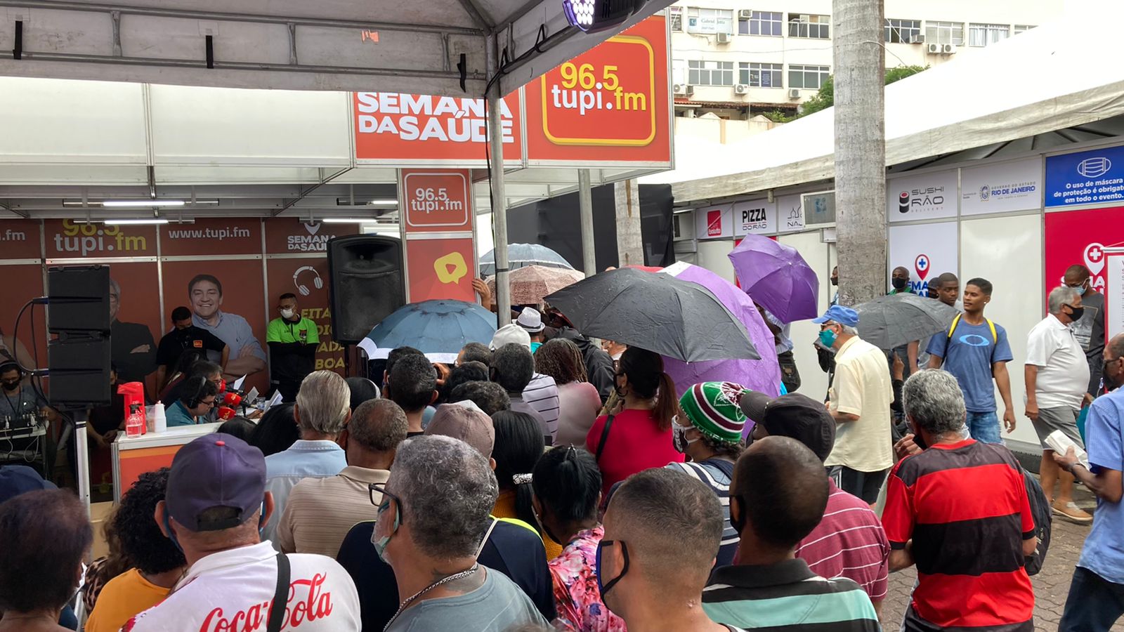 Galera de guarda-chuva acompanhando a "Patrulha da Cidade"