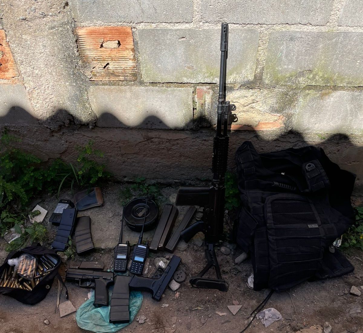 Drogas e armas apreendidas com miliciano na Zona Oeste do Rio