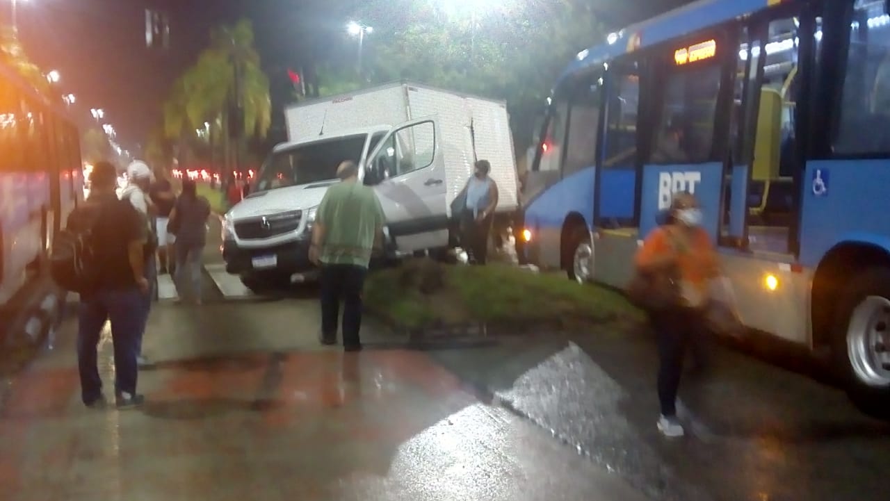 Imagem e um acidente com caminhão e ônibus do BRT