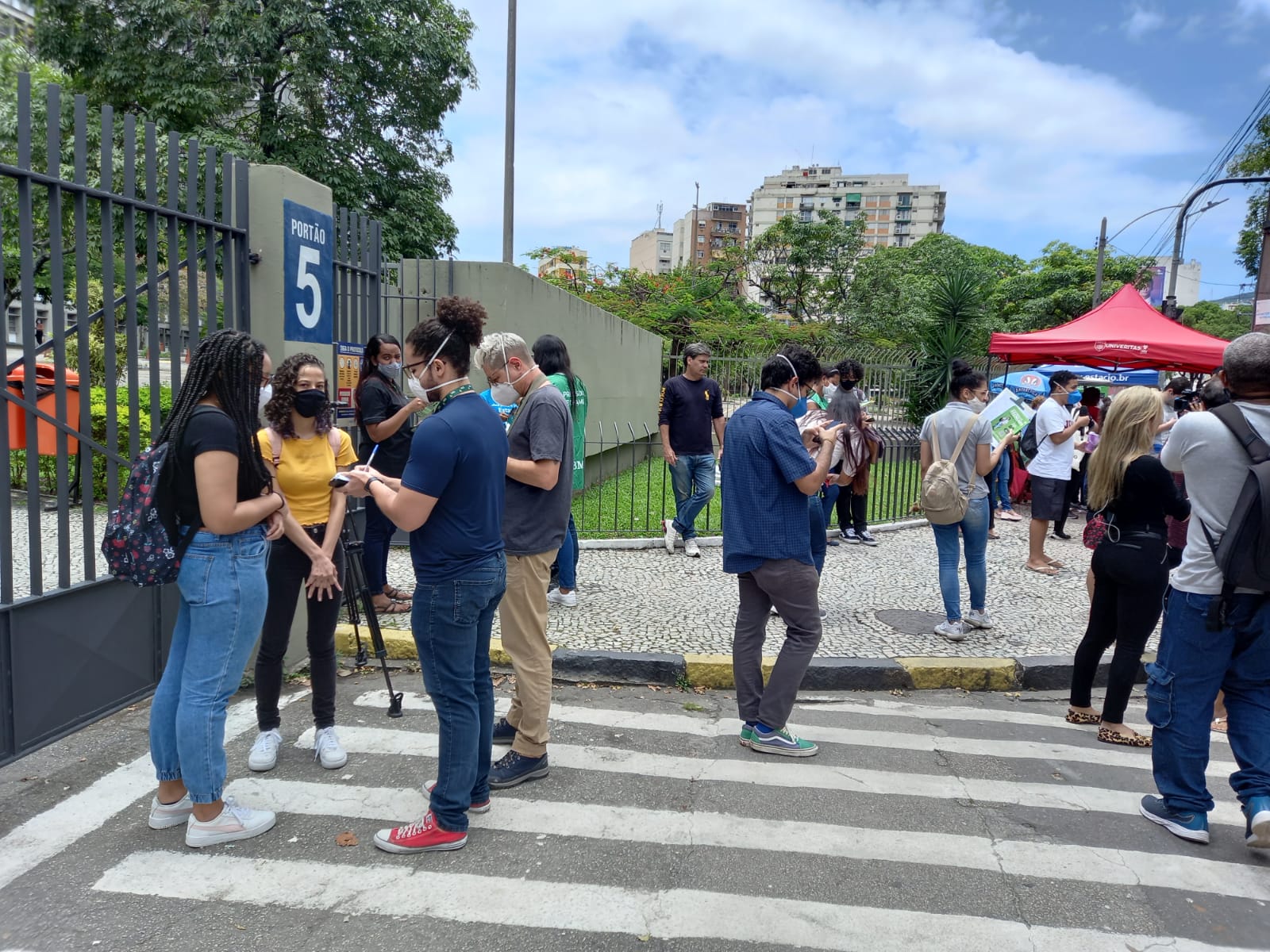 Candidatos chegam ao campus Marcanã da Uerj para realizar a prova do Enem