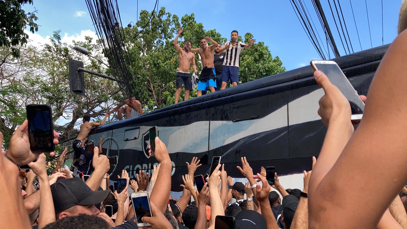 Torcida do Botafogo se reúne no Nilton Santos