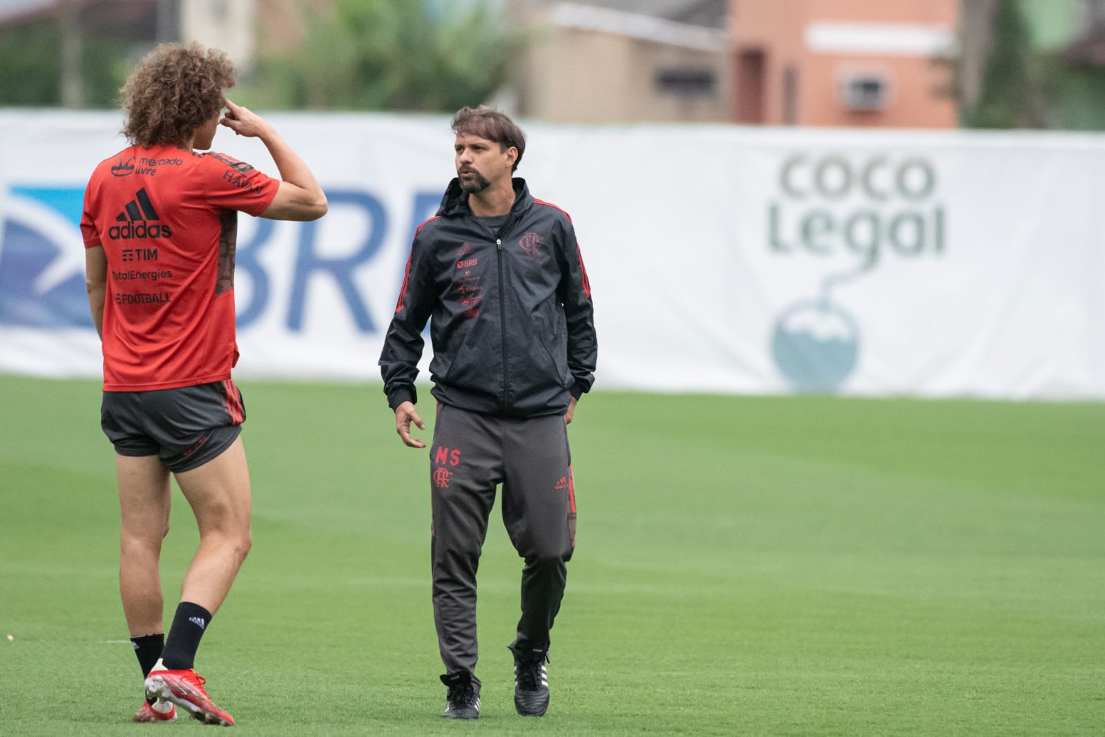 De camisa vermelha, David Luiz conversa com o técnico Maurício Souza