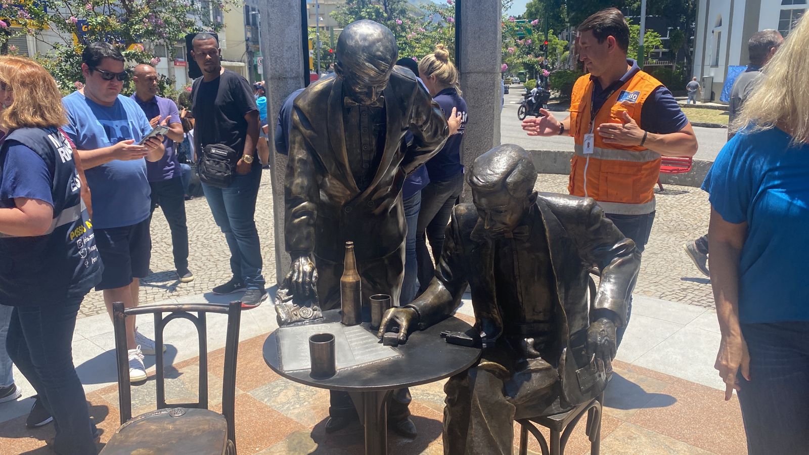 Estátua de Noel Rosa é reinaugurada em Vila Isabel