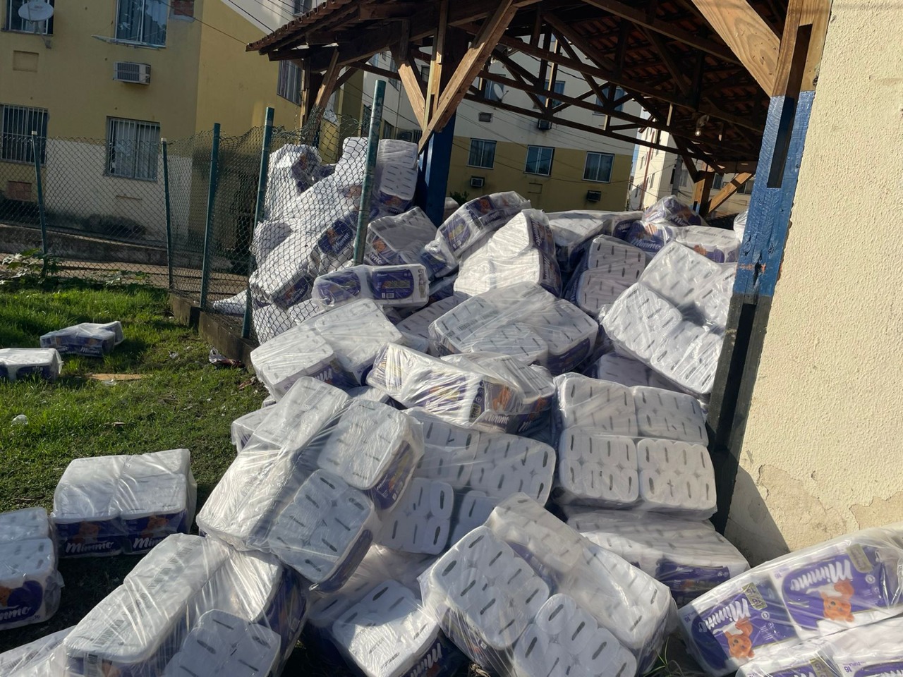 Carreta com papel higiênico é roubada em Barros Filho