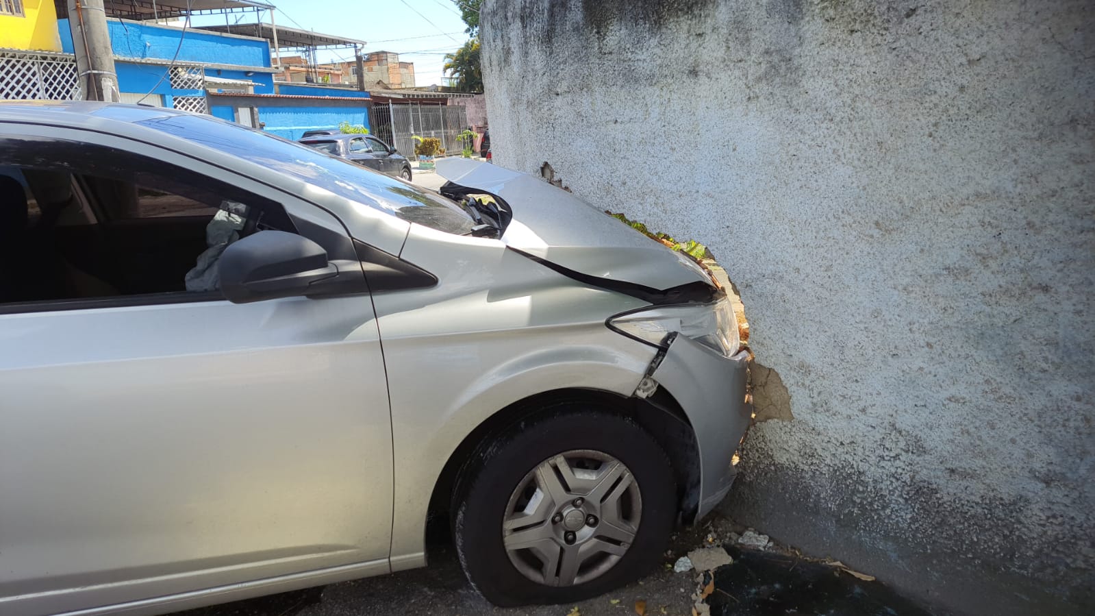 PM e esposa batem o carro em muro de residência ao fugirem de assalto