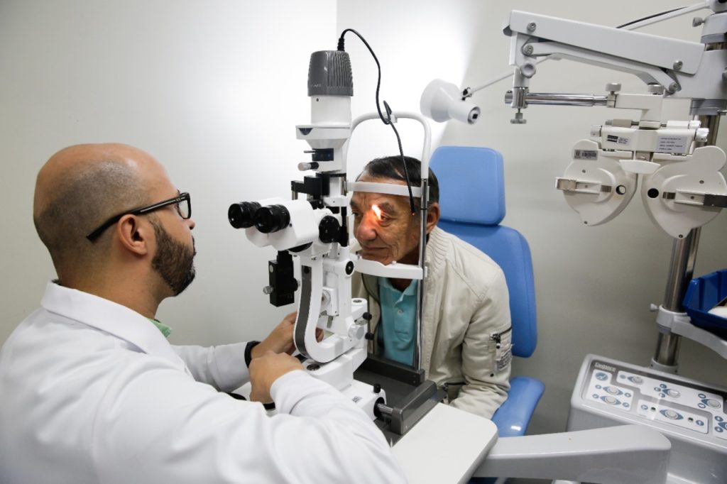 Paciente é examinado no Hospital do Olho