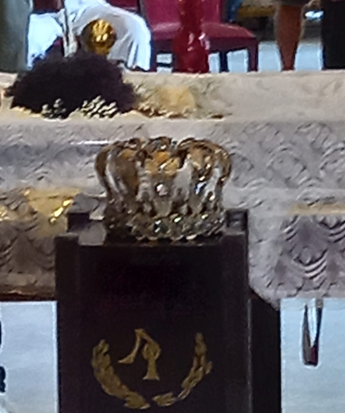 Coroa dada de presente à Elza Soares pela rainha Elizabeth II