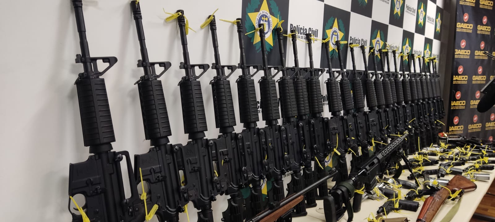 PRF apreende arsenal de guerra com dezenas de armas no Rio