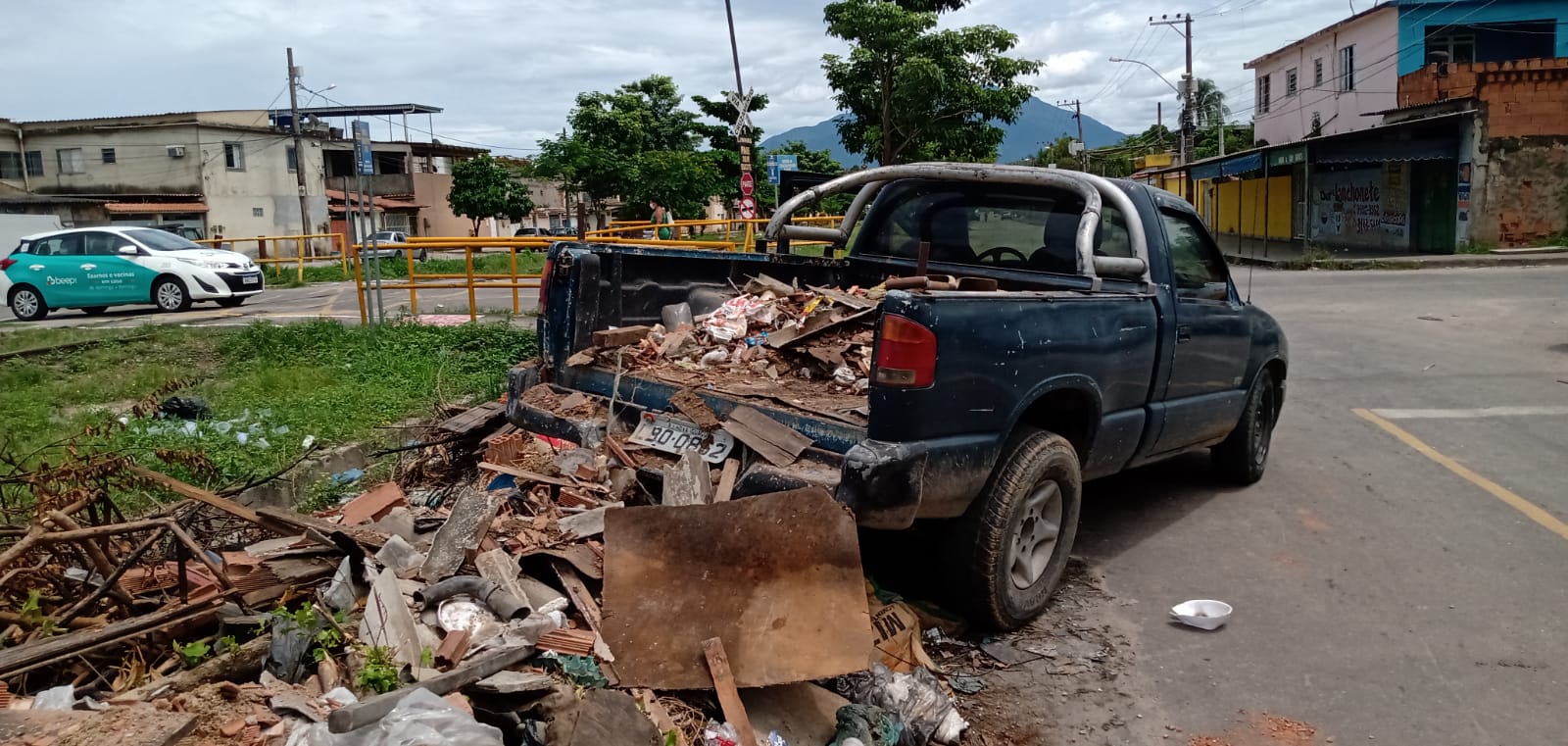 Veículo que despejava lixo irregular em Belford Roxo é apreendido