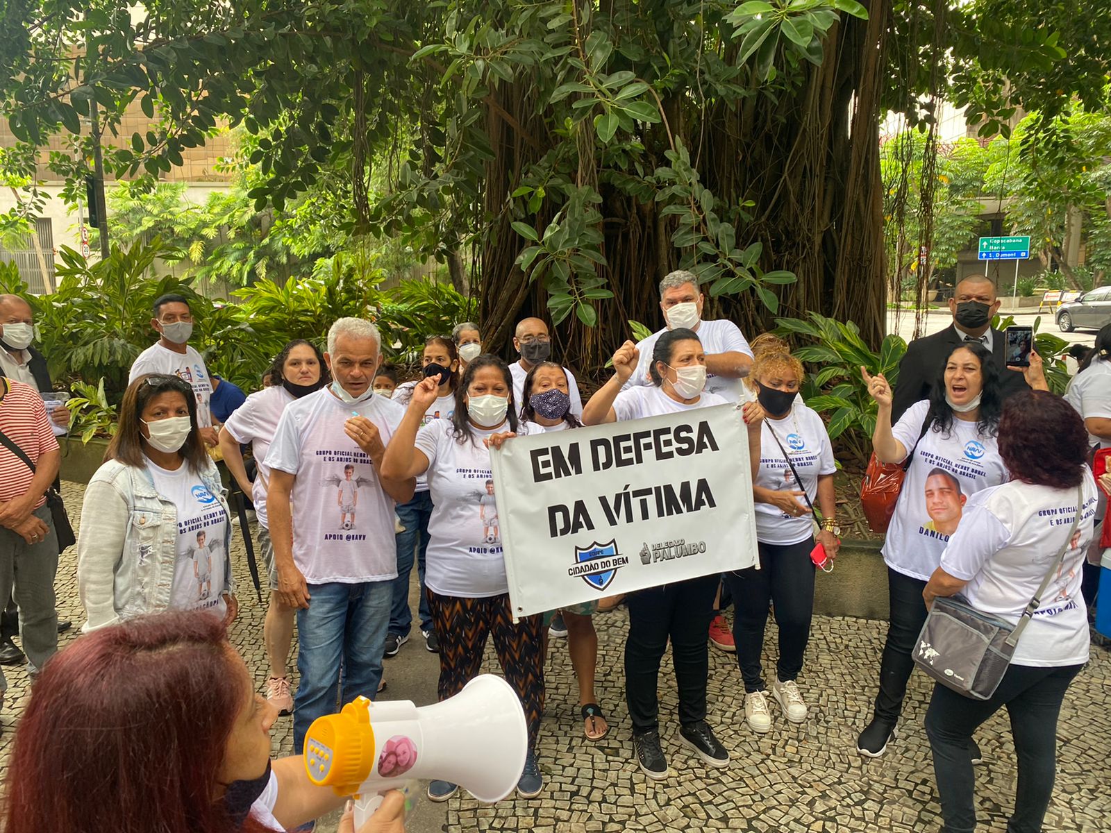 Grupo de mulheres protestam na porta do TJRJ momentos antes do julgamento de Jairinho e Monique