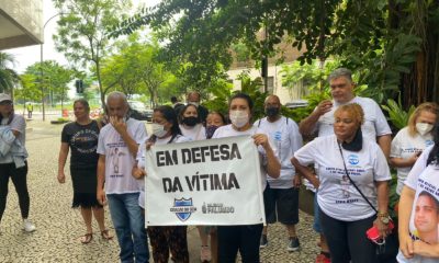Grupo de mulheres protestam na porta do TJRJ momentos antes do julgamento de Jairinho e Monique