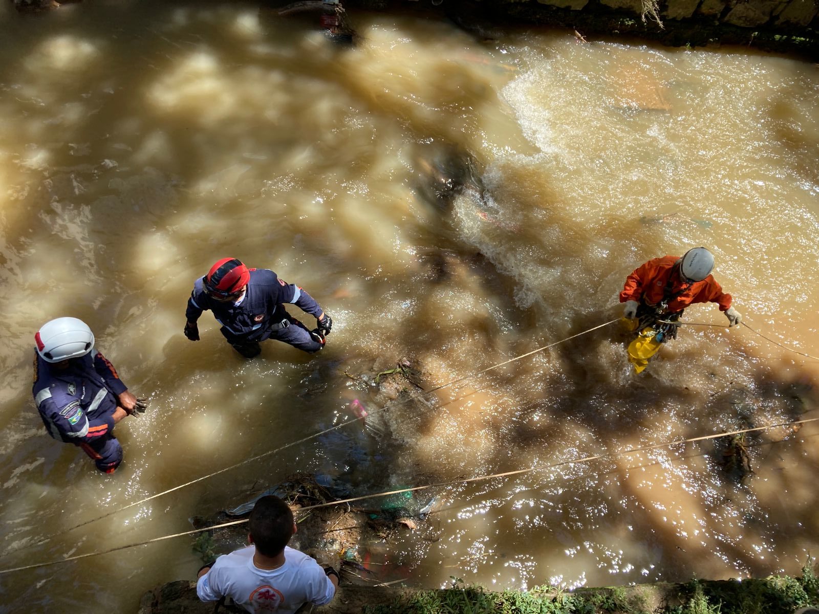 Buscas por Gabriell no Rio Quintandinha, em Petrópolis