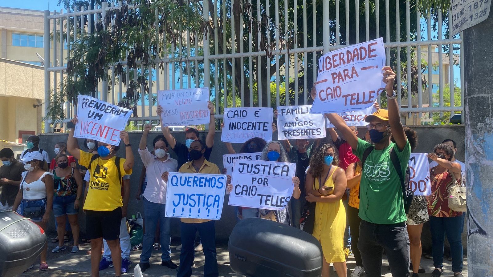 Protesto contra a prisão de Caio Telles, de 20 anos, acusado de envolvimento no roubo de uma moto em São Gonçalo