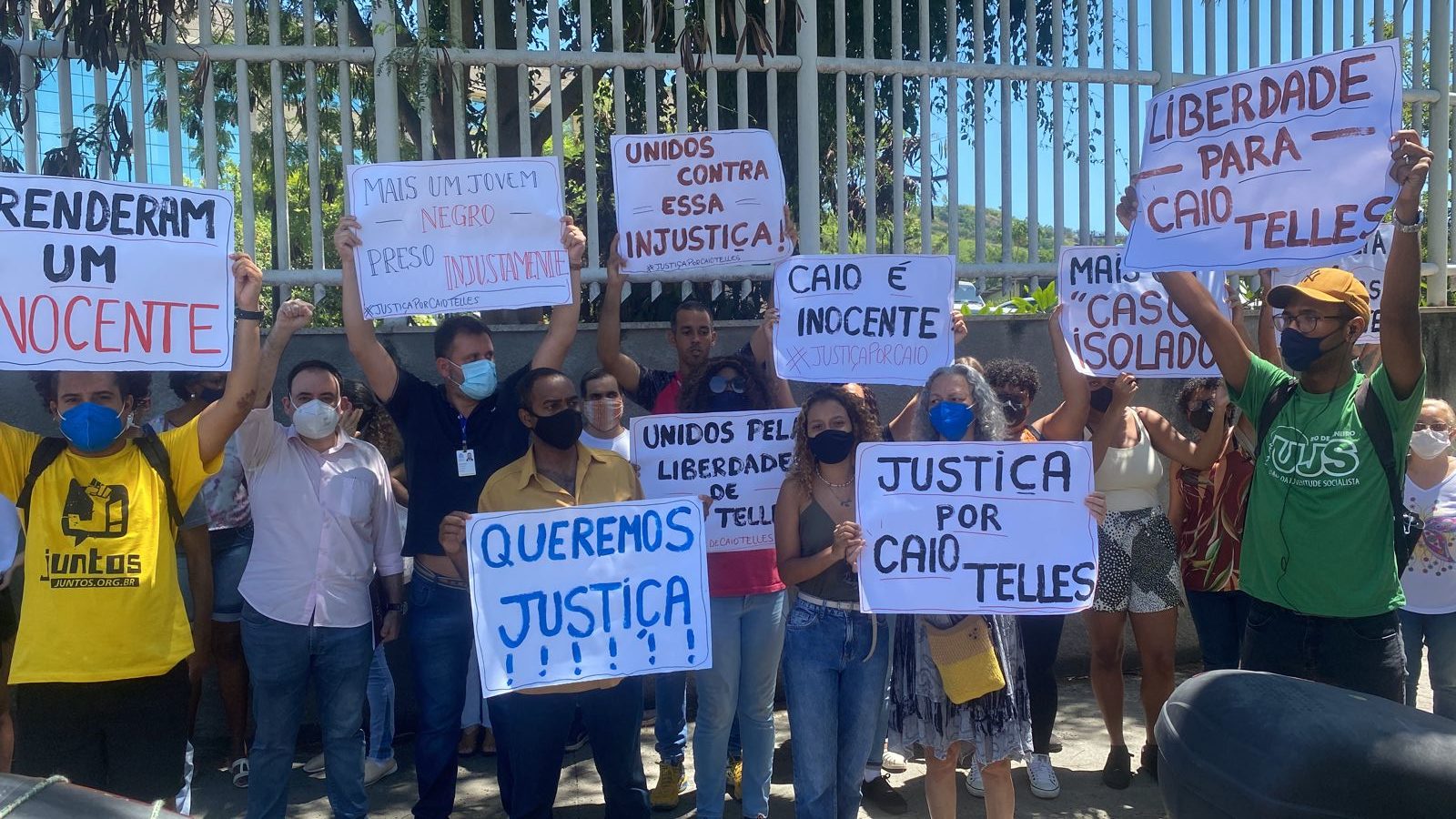 Protesto contra a prisão de Caio Telles, de 20 anos, acusado de envolvimento no roubo de uma moto em São Gonçalo