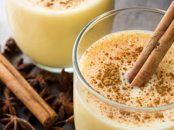 Drink de rum e cardamomo