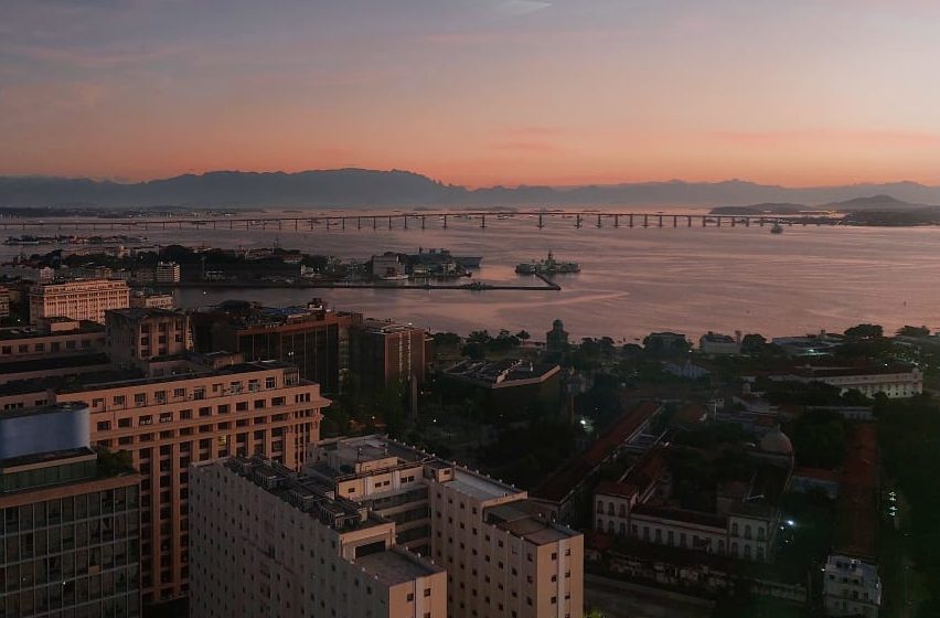 Vista aérea da Baía de Guanabara, no Rio