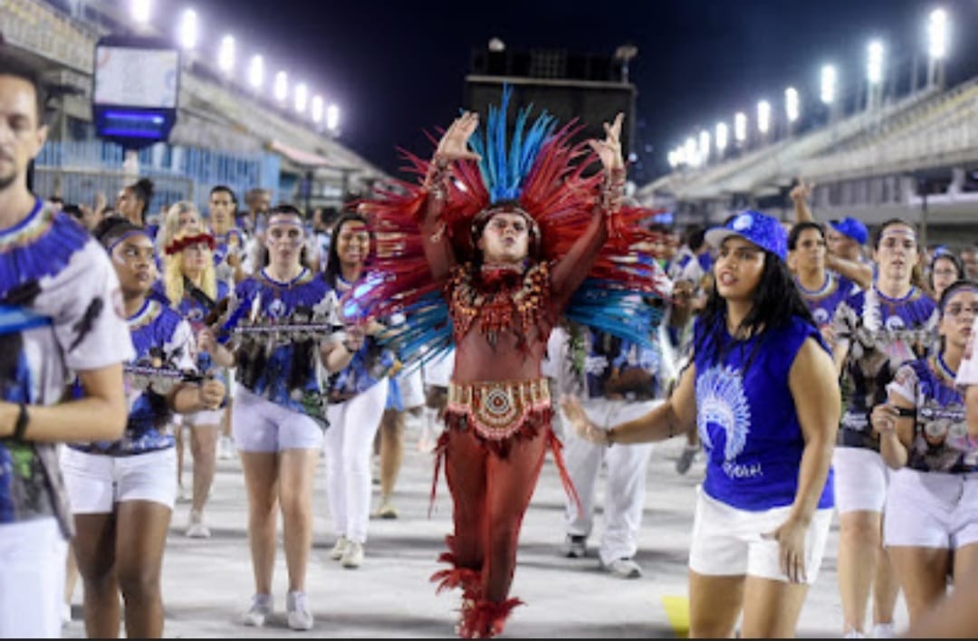 Índio guerreiro – Rei de bateria do Sossego dá show de samba no pé em ensaio técnico