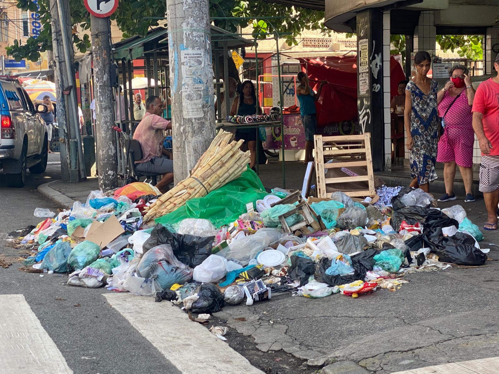 Lixo em calçada no bairro de Pilares