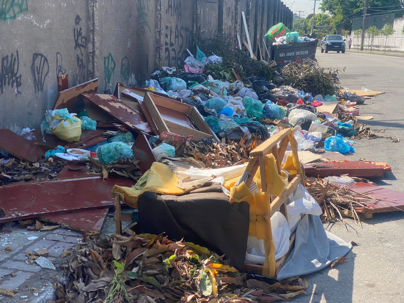 Lixo espalhado pela Rua Gaspar Viana, em Cascadura