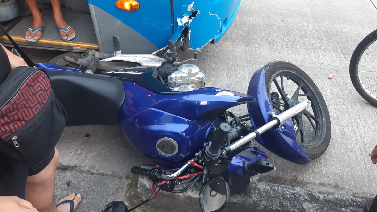 Motociclista causa acidente com BRT após conversão proibida em Jacarepaguá